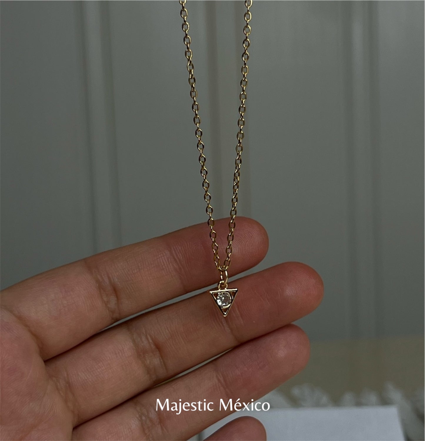 COLLAR CON DIJE DE TRIÁNGULO-MICRO MINIMALISTA