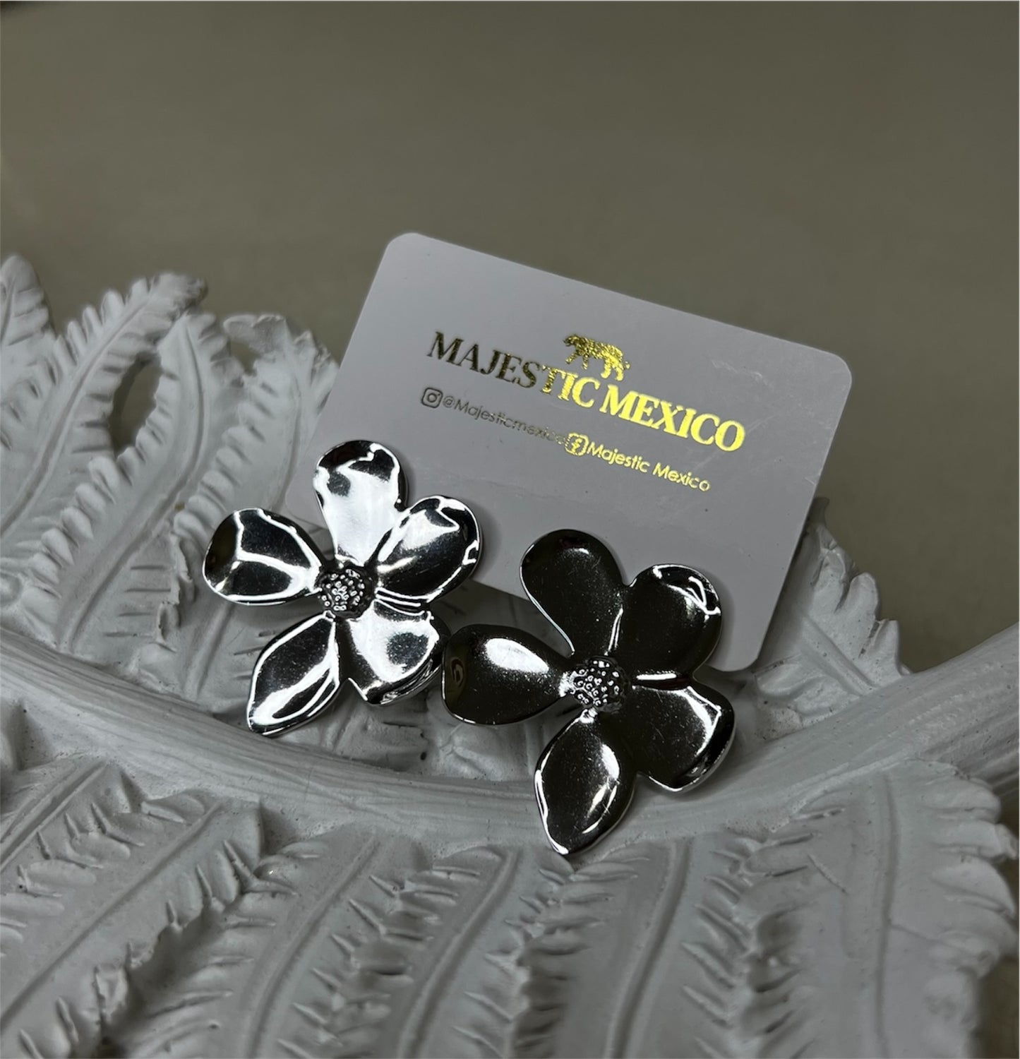 ARETES FLOR LISA PLATEADOS