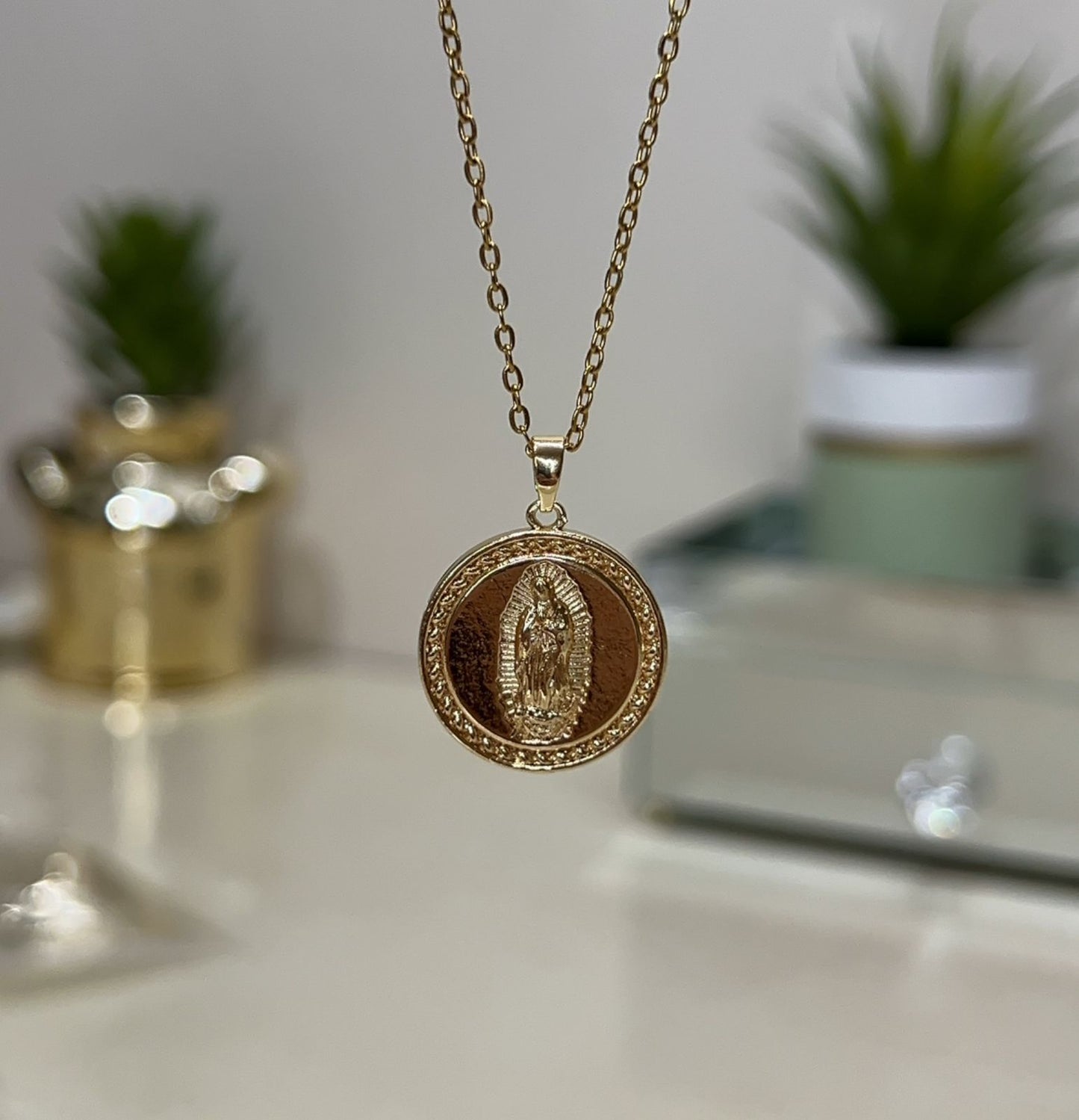 COLLAR MEDALLA VIRGEN DE GUADALUPE CONTORNO