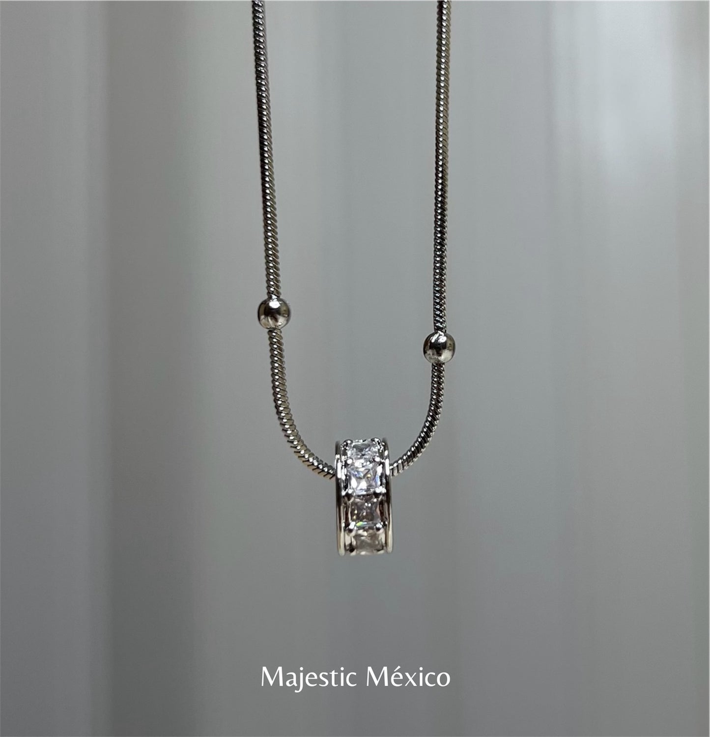 Collar de acero inoxidable plateado con cadena de balines y dije rondel, joyería minimalista Majestic México