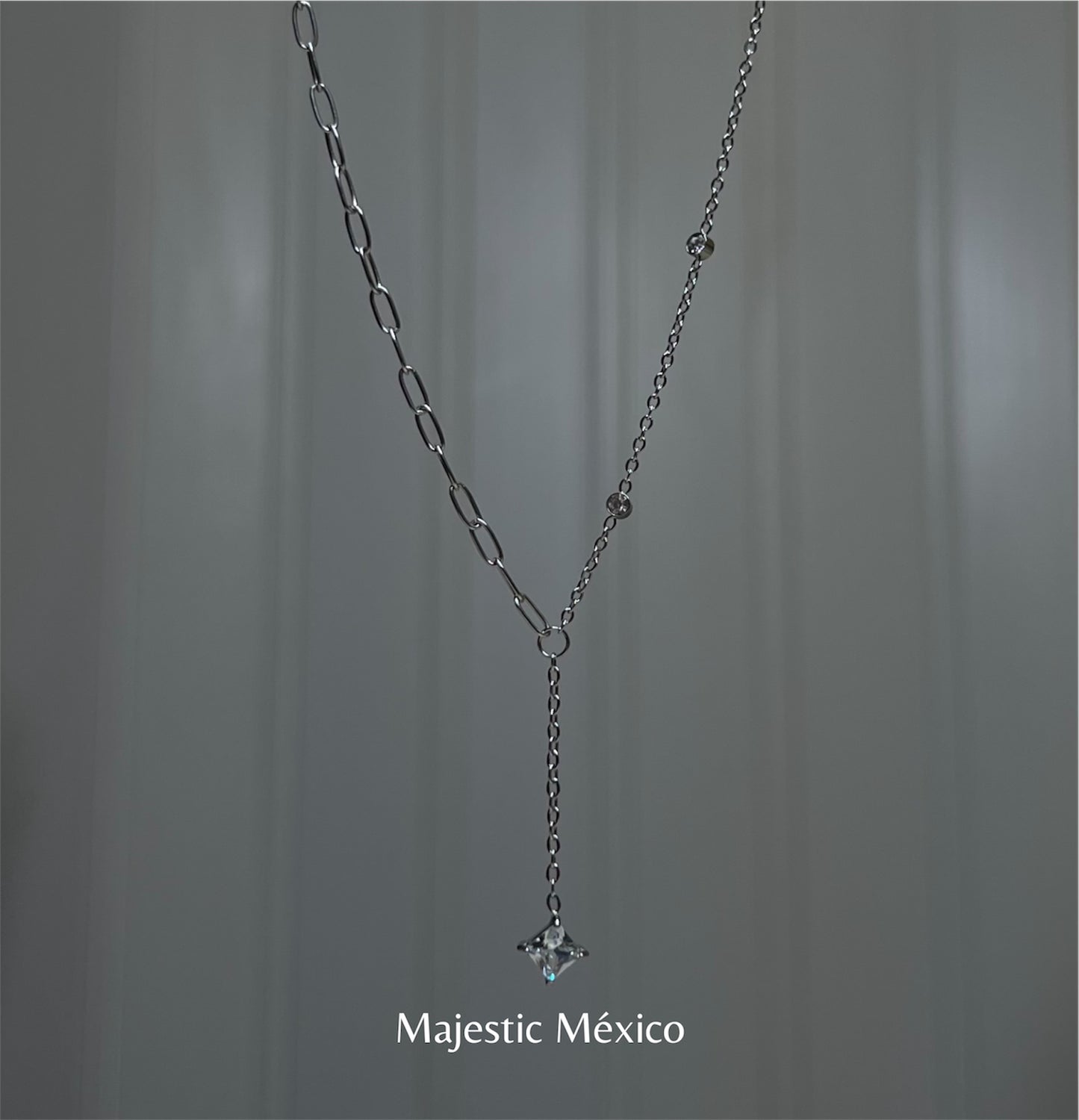 Collar de acero inoxidable plateado con eslabón mixto y cristal rombo colgante, joyería elegante Majestic México