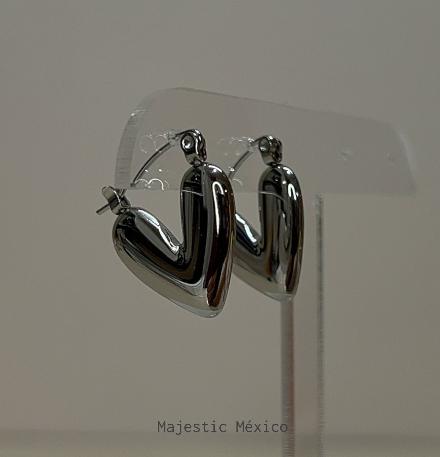 ARETES CORAZÓN PLATEADO TALLA M