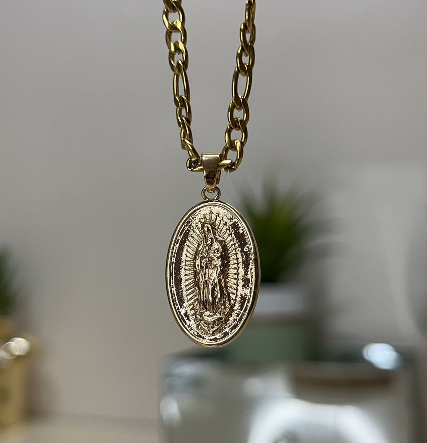 COLLAR MEDALLA VIRGEN DE GUADALUPE OVALADA