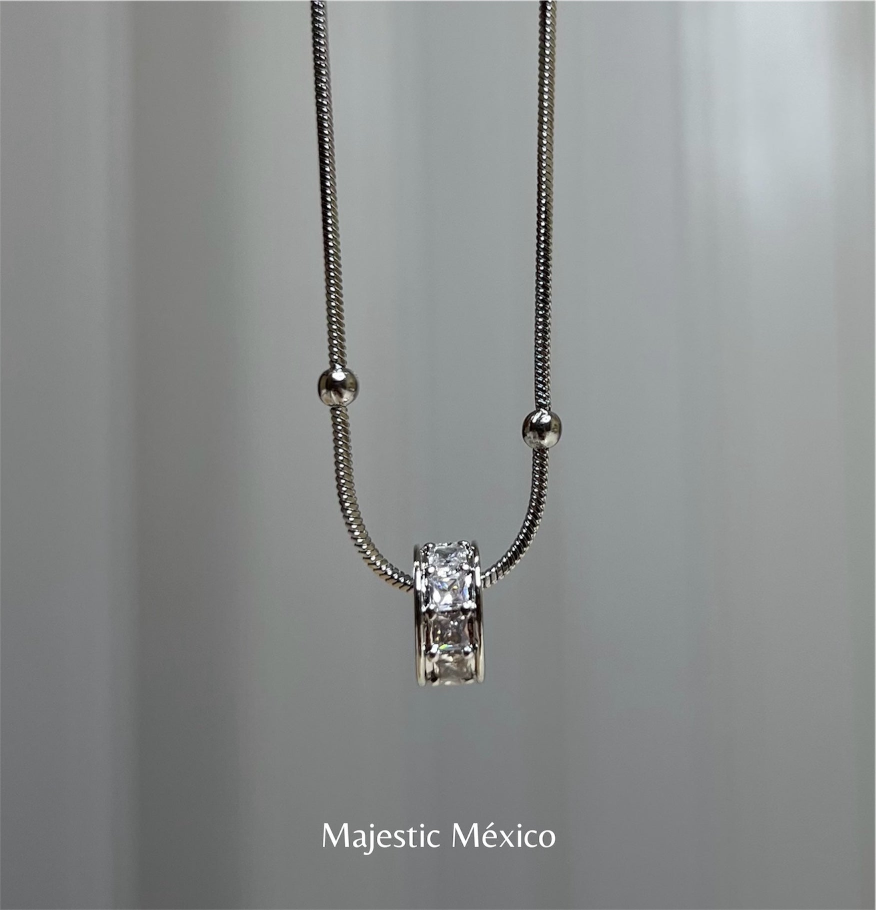 Collar de acero inoxidable plateado con cadena de balines y dije rondel, joyería minimalista Majestic México