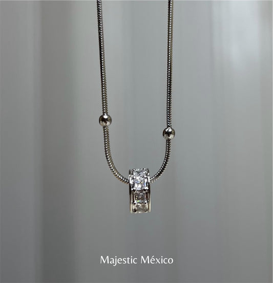 Collar de acero inoxidable plateado con cadena de balines y dije rondel, joyería minimalista Majestic México