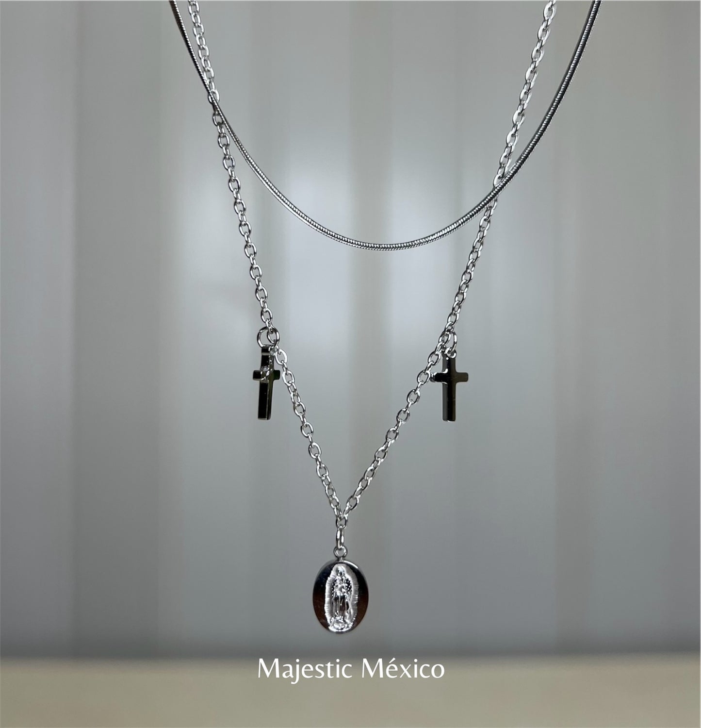Collar doble de acero inoxidable plateado con medalla de la Virgen de Guadalupe y cruces, joyería espiritual Majestic México