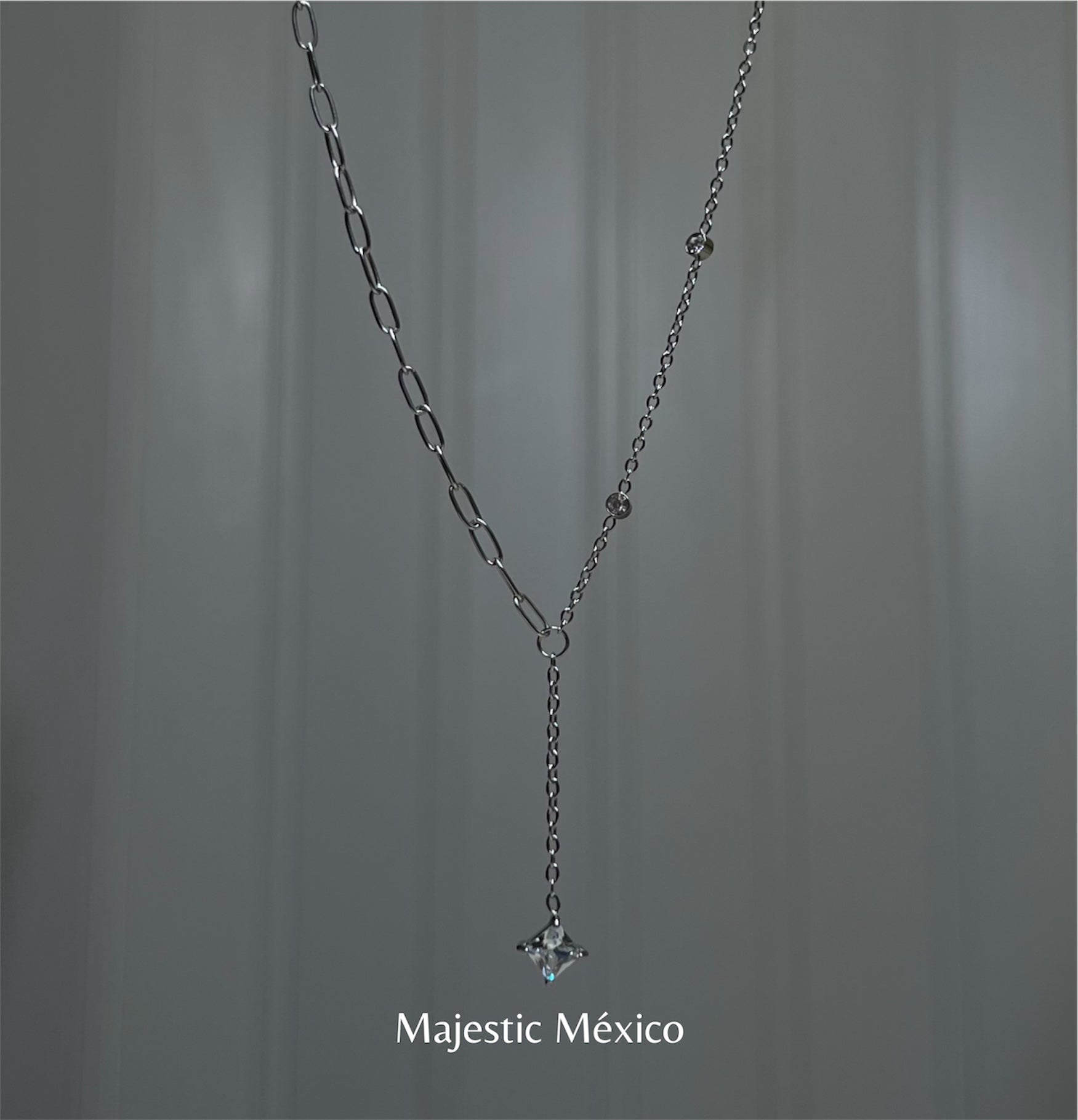 Collar de acero inoxidable plateado con eslabón mixto y cristal rombo colgante, joyería elegante Majestic México