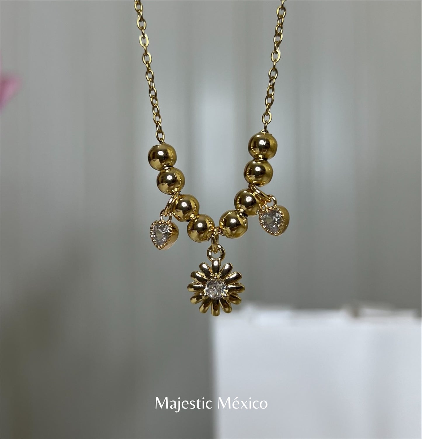 Collar con cadena de acero inoxidable y dijes de flor central y dos corazones en chapa de oro 14k, joyería delicada Majestic México