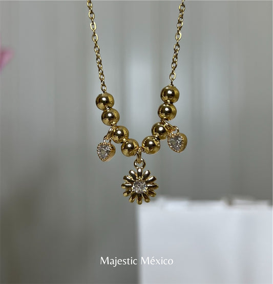 Collar con cadena de acero inoxidable y dijes de flor central y dos corazones en chapa de oro 14k, joyería delicada Majestic México