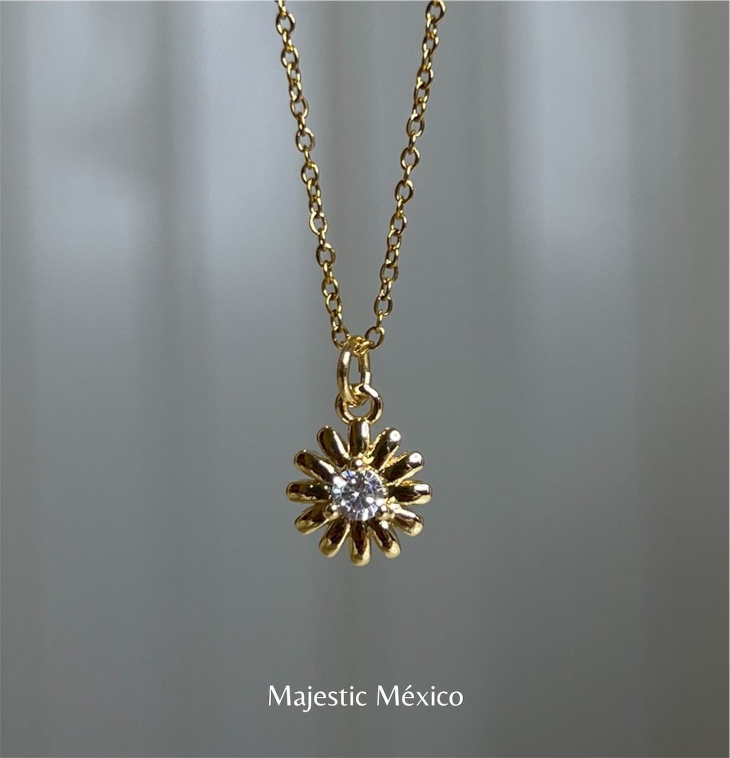 Collar con cadena de acero inoxidable y dije de flor pequeña de chapa de oro 14k, joyería delicada Majestic México