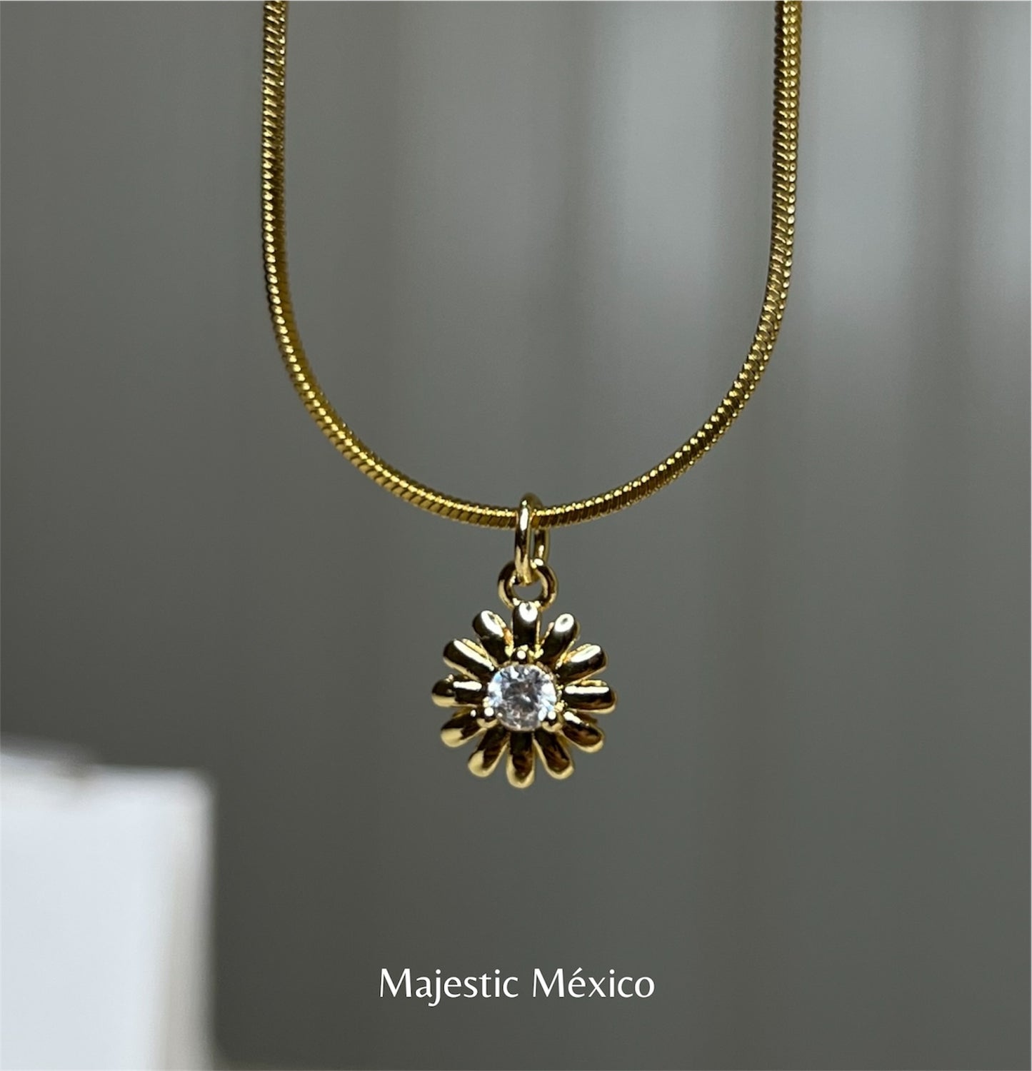 Collar con cadena de acero inoxidable y dije de flor pequeña de chapa de oro 14k, joyería delicada Majestic México