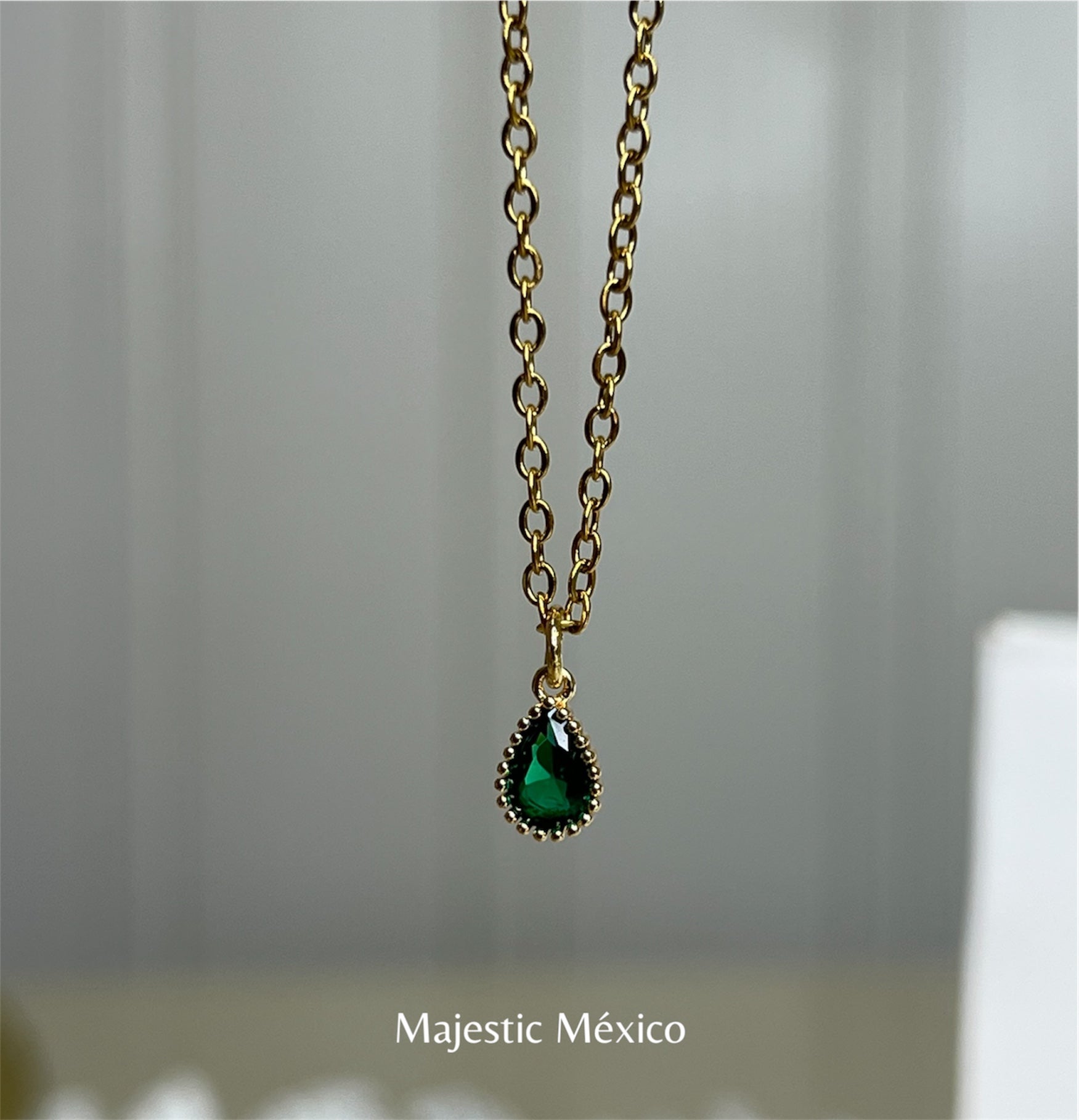 Collar con micro dije de gota dorada de 8mm, joyería minimalista Majestic México