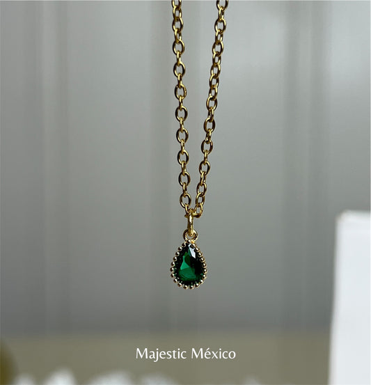 Collar con micro dije de gota dorada de 8mm, joyería minimalista Majestic México