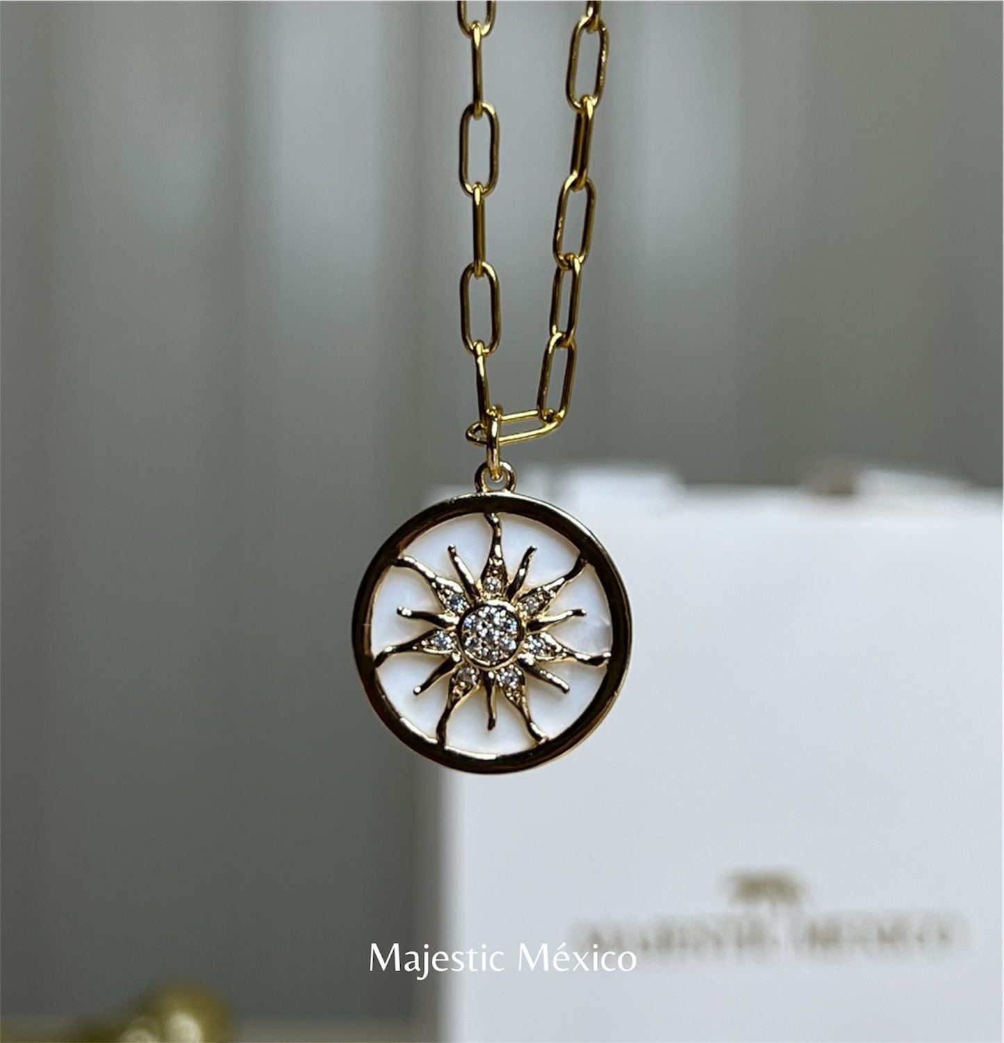Collar con cadena de acero inoxidable y dije circular de madre perla con sol dorado en chapa de oro 14k, joyería mística Majestic México