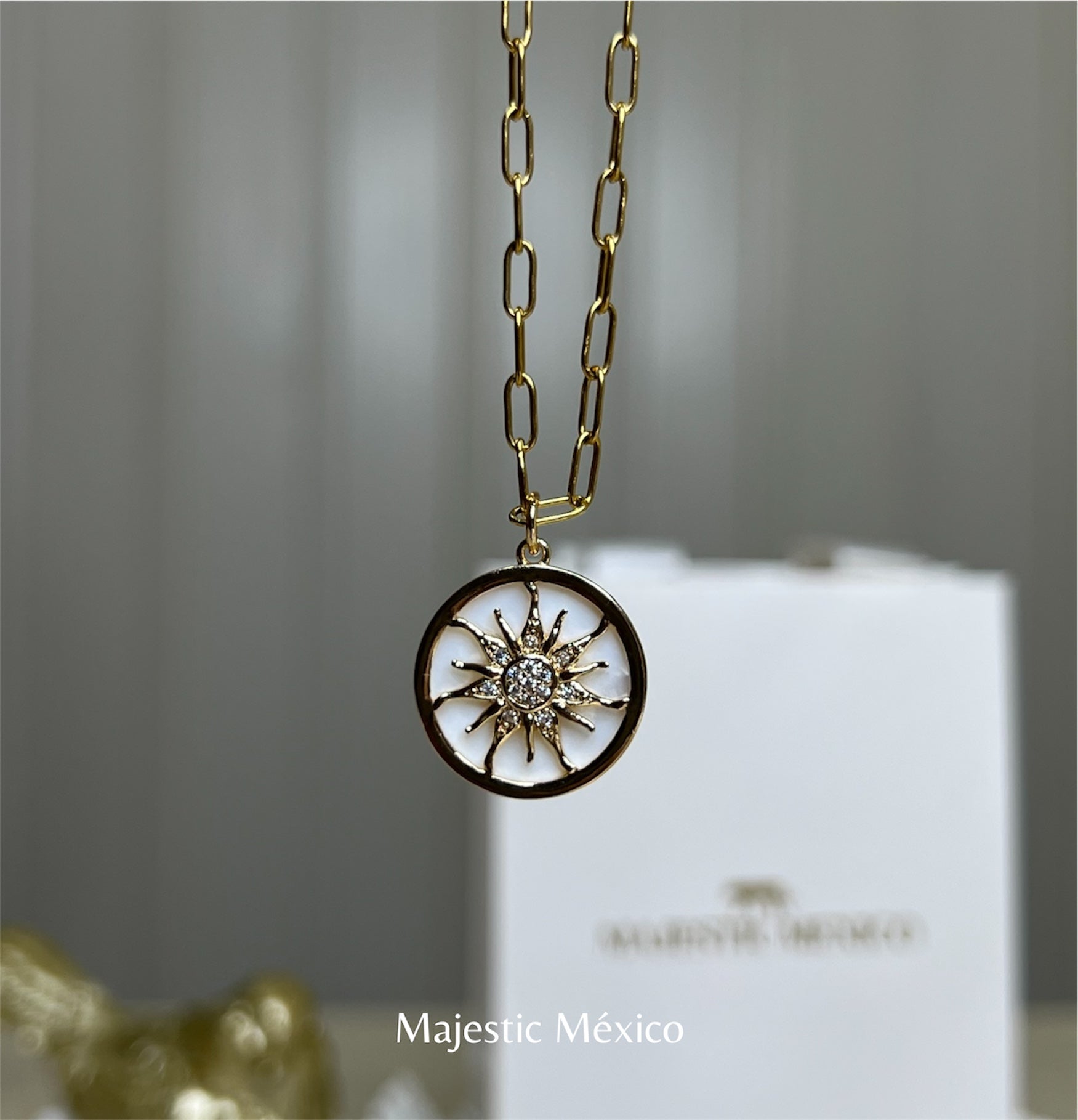 Collar con cadena de acero inoxidable y dije circular de madre perla con sol dorado en chapa de oro 14k, joyería mística Majestic México