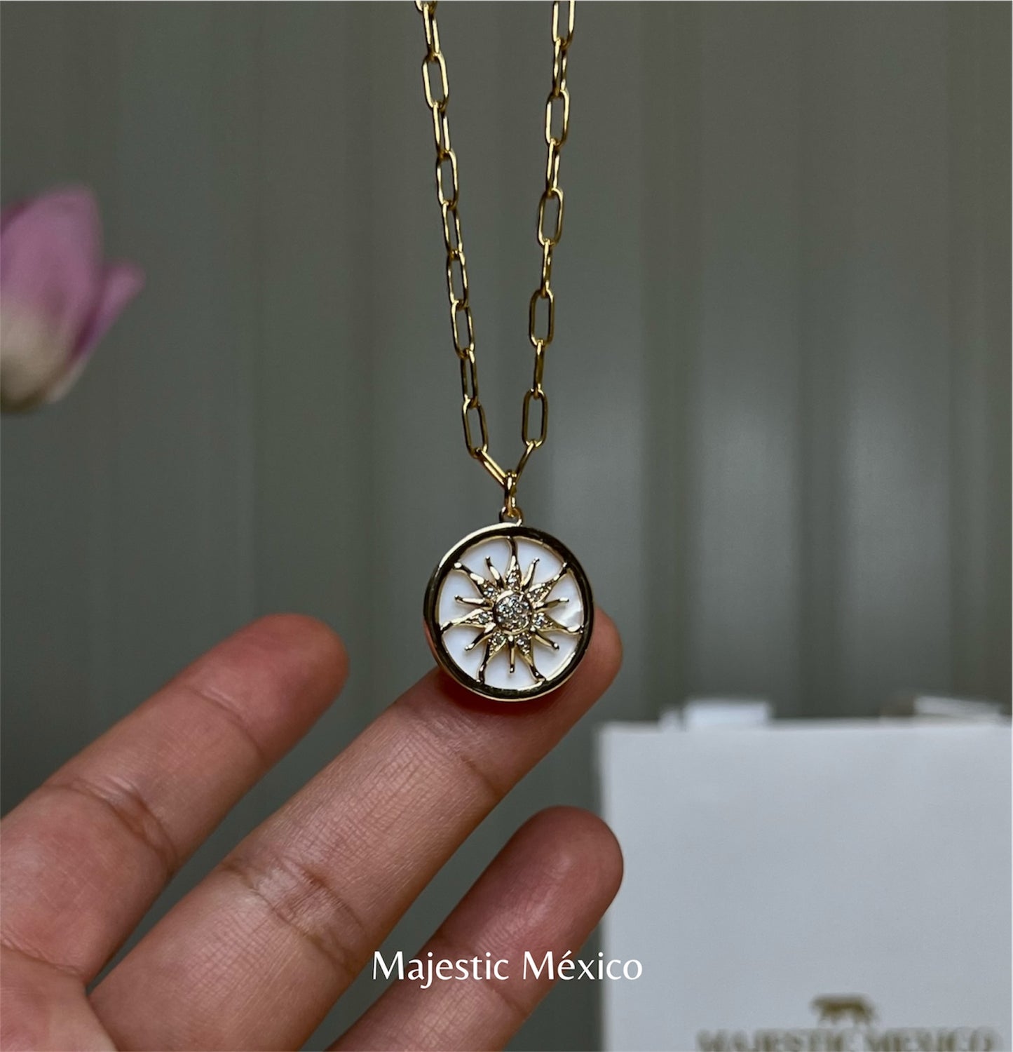 Collar con cadena de acero inoxidable y dije circular de madre perla con sol dorado en chapa de oro 14k, joyería mística Majestic México