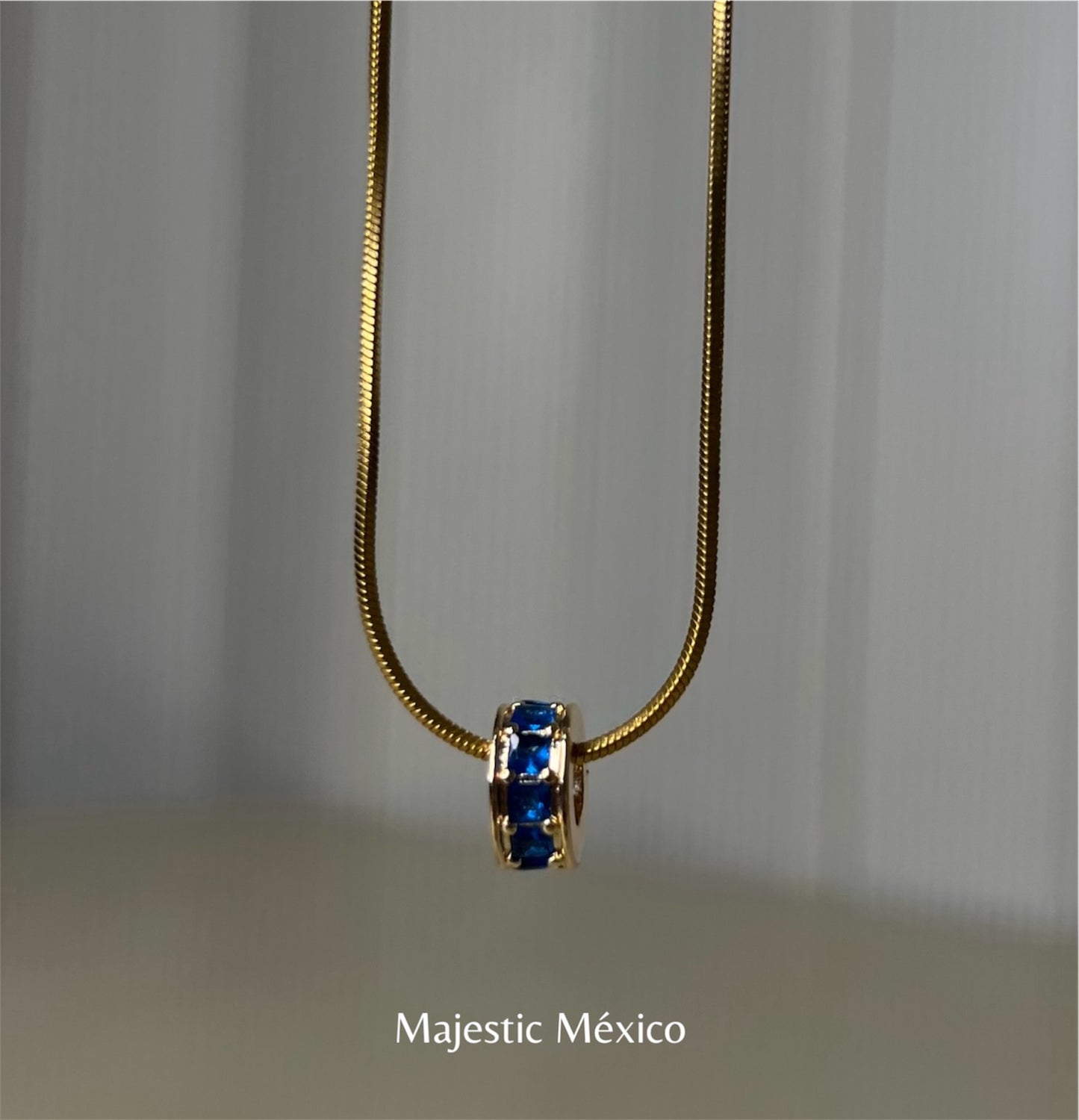 Collar con micro rondel azul dorado de 10mm y cadena de 45cm, joyería minimalista Majestic México