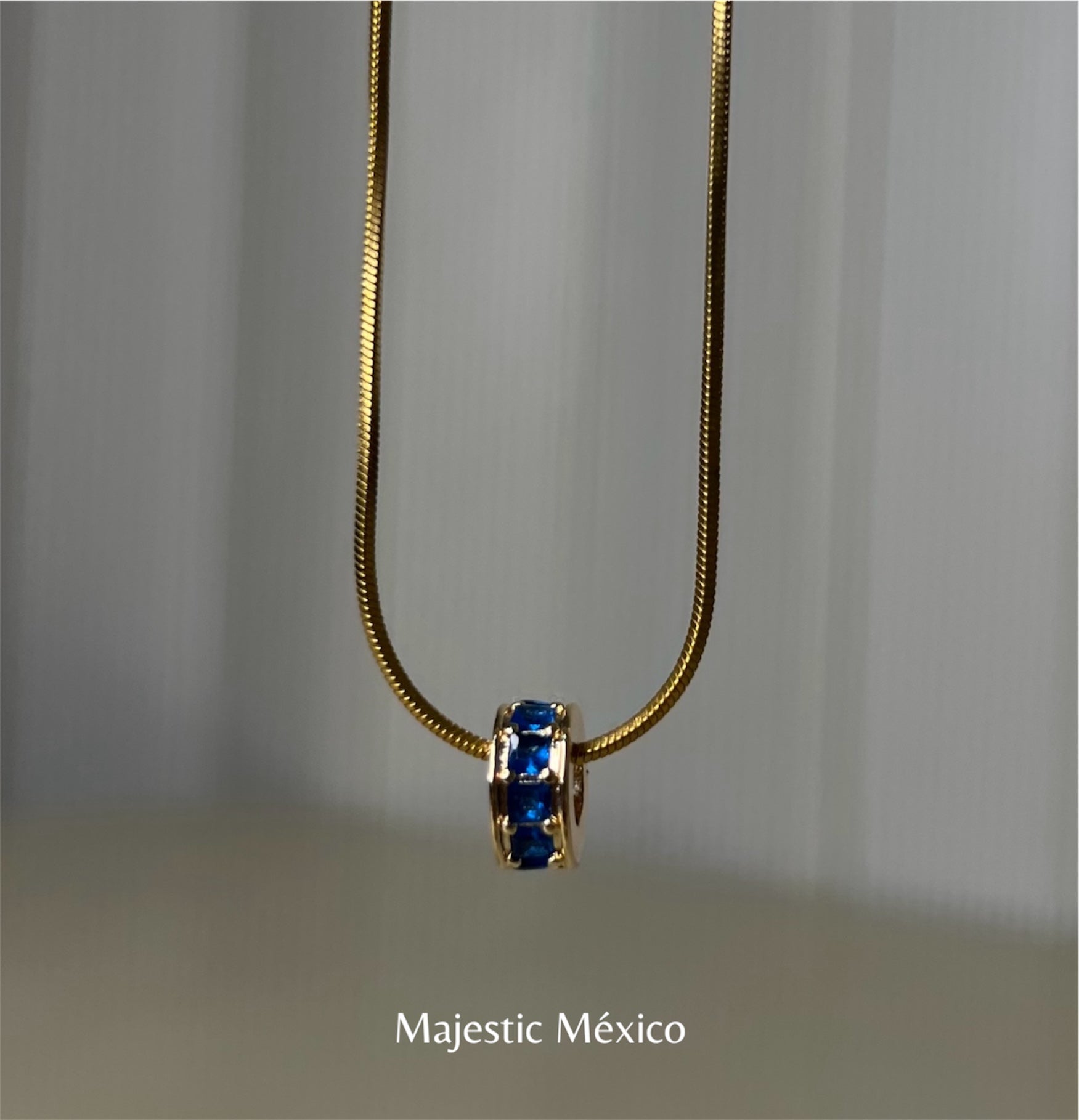 Collar con micro rondel azul dorado de 10mm y cadena de 45cm, joyería minimalista Majestic México