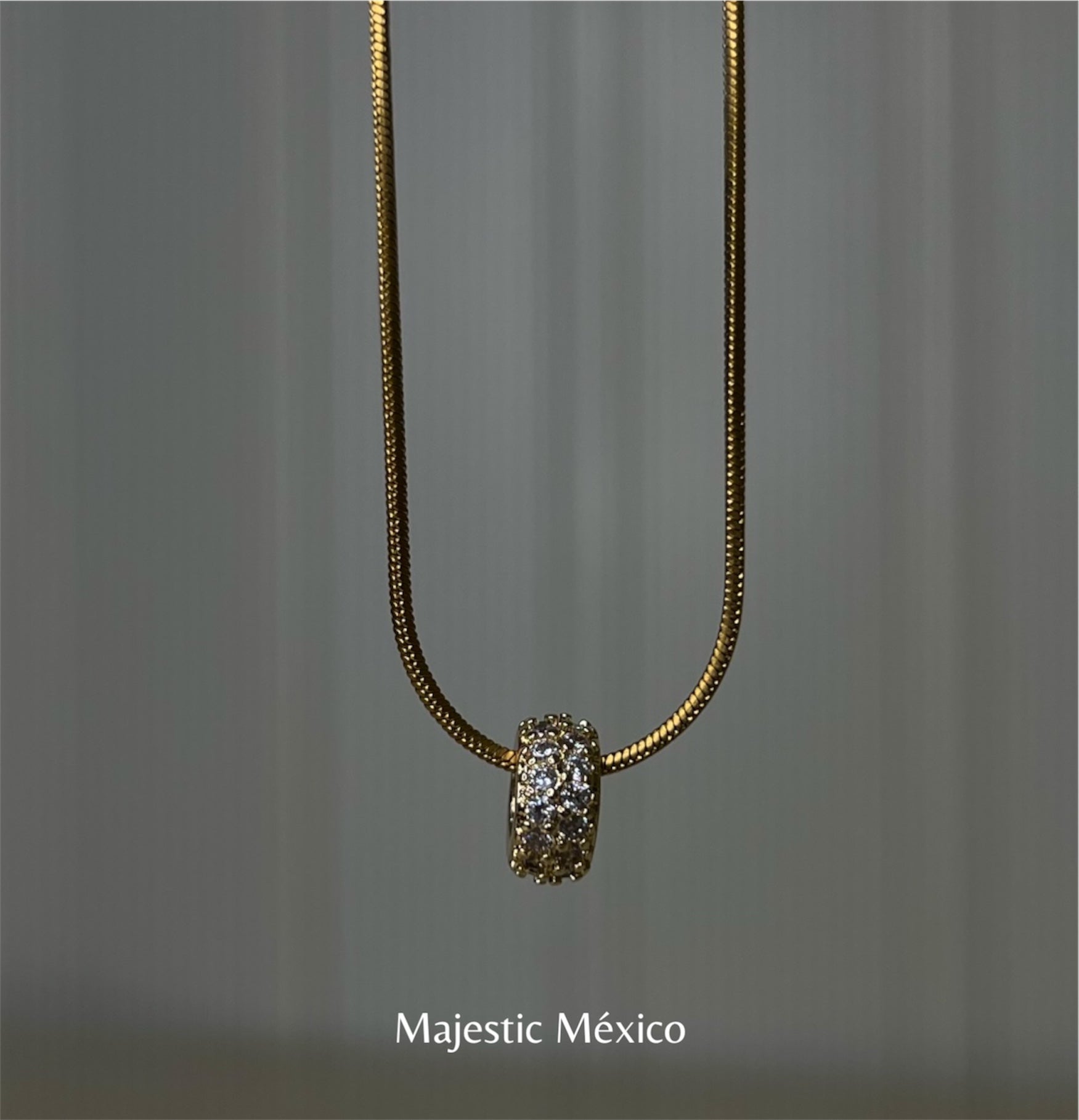 Collar con micro rondel blanco dorado de 10mm y cadena de 45cm, joyería minimalista Majestic México