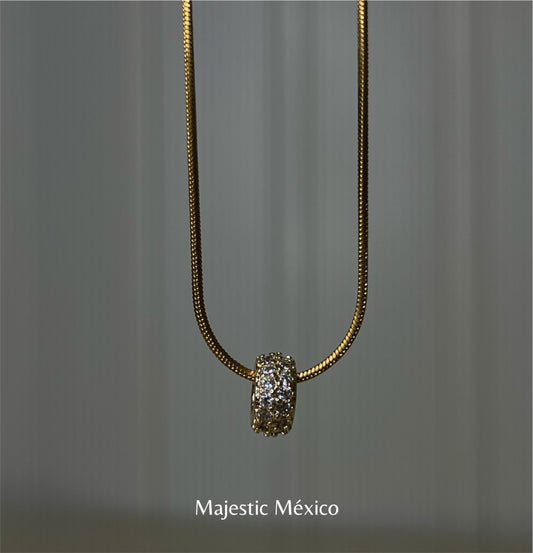 Collar con micro rondel blanco dorado de 10mm y cadena de 45cm, joyería minimalista Majestic México