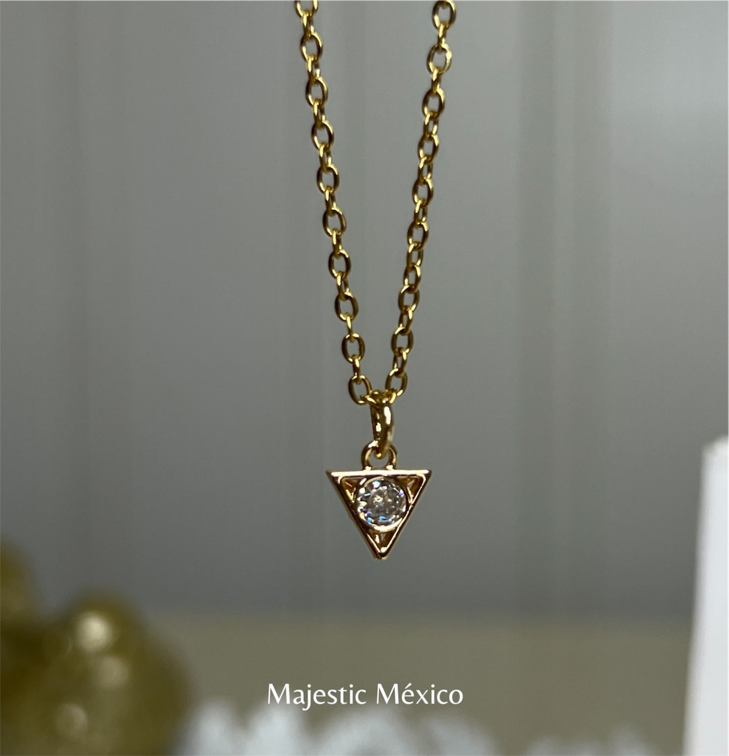 COLLAR CON DIJE DE TRIÁNGULO-MICRO MINIMALISTA