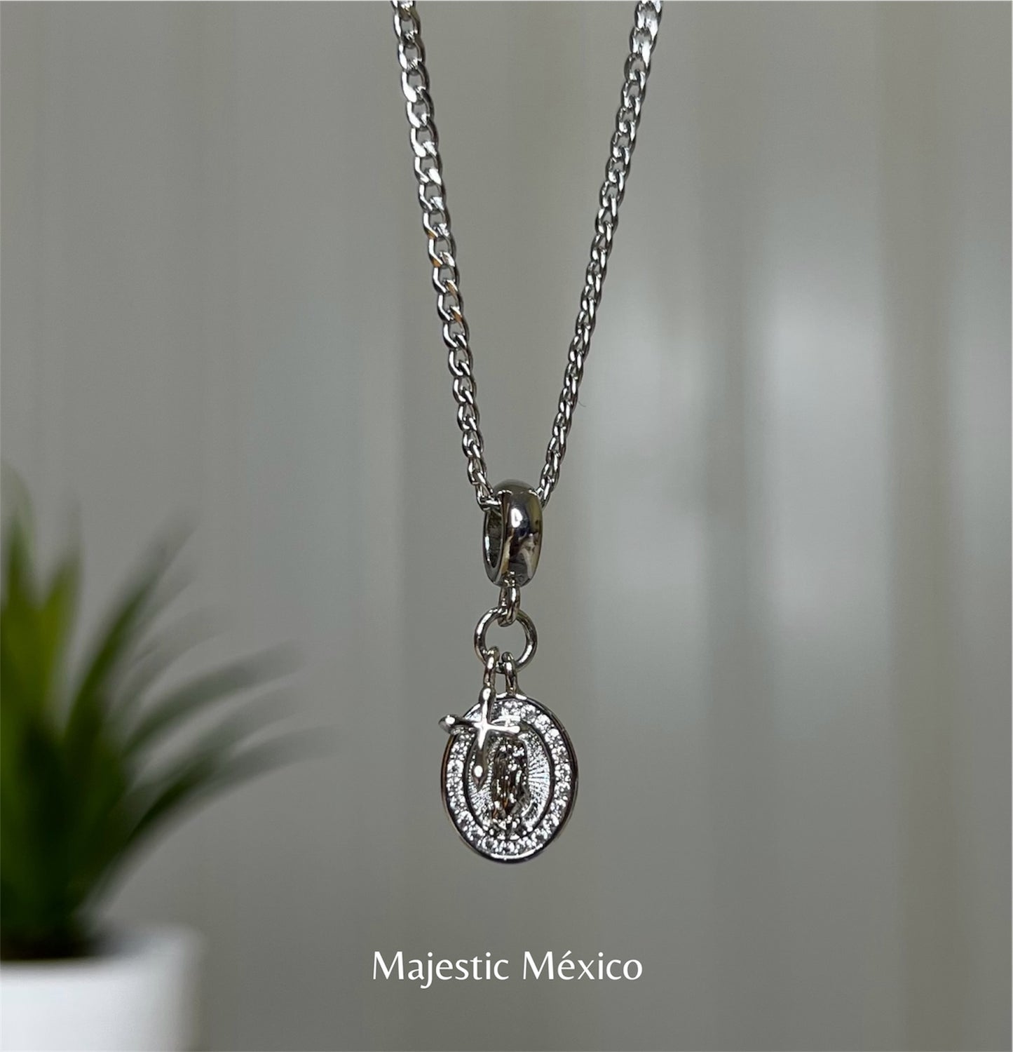 Collar de acero inoxidable plateado con medalla de la Virgen de Guadalupe con zirconias y cruz lateral, joyería espiritual Majestic México