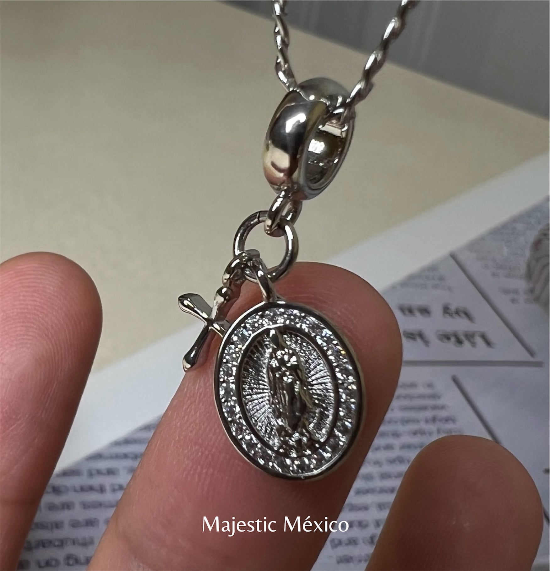 Collar de acero inoxidable plateado con medalla de la Virgen de Guadalupe con zirconias y cruz lateral, joyería espiritual Majestic México
